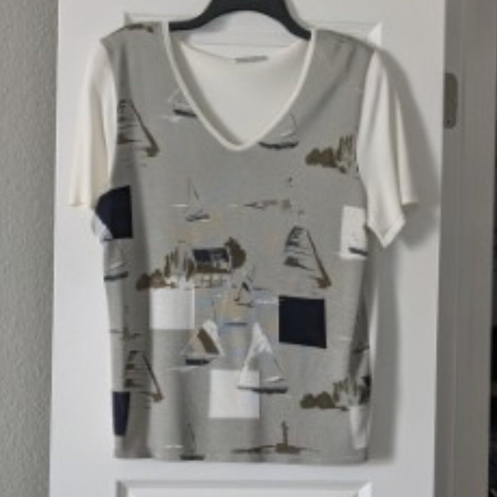 Short-sleeved V-neck top
